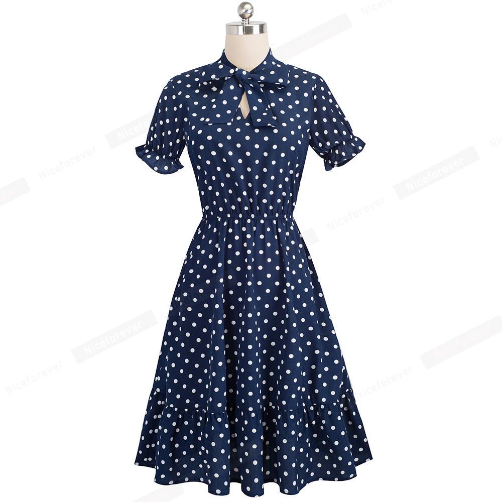 femme en robe bleue a pois bblancs