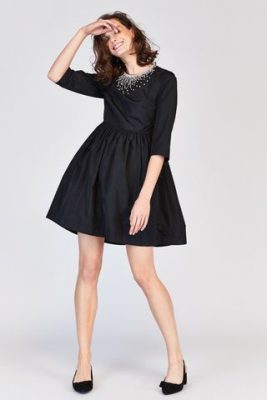 Comment Porter Une Robe Noire Droite ?