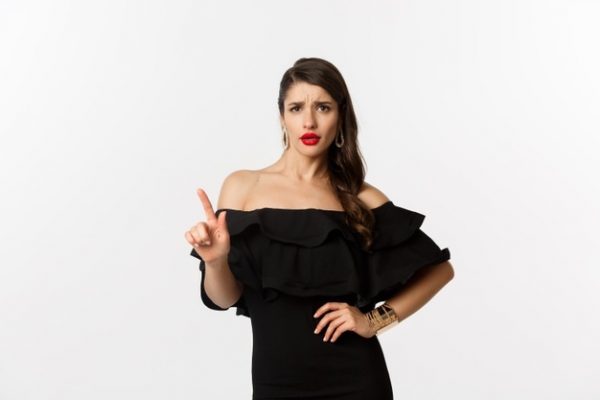 Comment Porter Une Robe Noire Droite ?