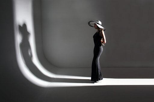 Que Porter Avec Une Robe Noire Sans Manche En Hiver ?