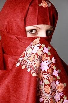 Comment Broder Des Perles Sur Une Robe ?