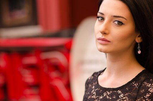 Quel Maquillage Avec Robe Bordeau ?
