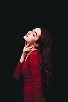 Quelle Couleur Associer Avec Une Robe Bordeau ? Quelle Couleur Associer Avec Une Robe Bordeau ?