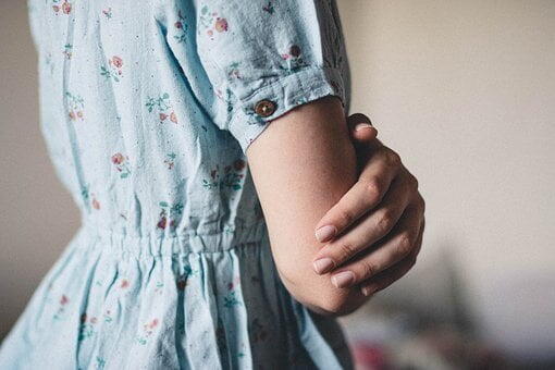Quelle Couleur Associer Avec Une Robe Bleu Roi ?