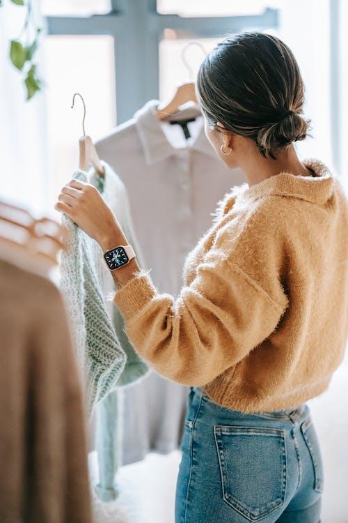 4 astuces pour étendre la durée de vie de nos vêtements et réduire notre empreinte carbone