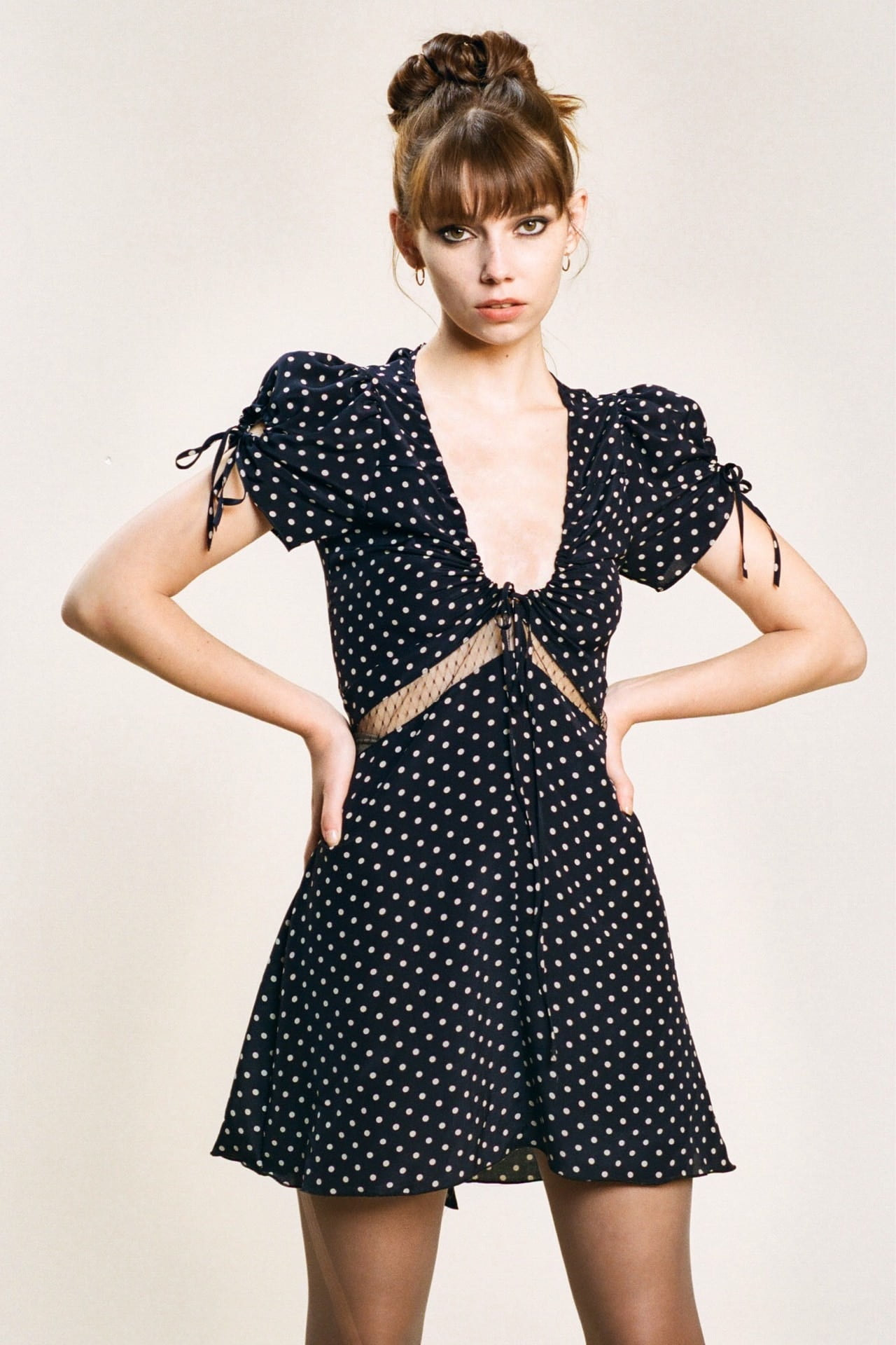 Mini robe en dentelle à manches courtes pour femmes, col en V, coutures ajourées, imprimé à pois, 100% 1