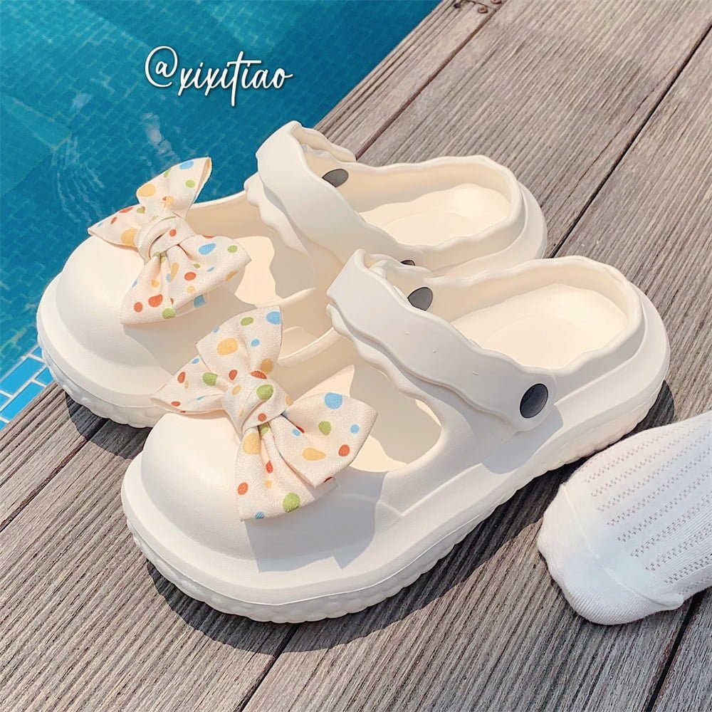 Sandales à pois pour femmes, chaussures de plage, porté par une fille, pantoufles d'été, sabots à la mode et polyvalents, nouvelle collection 2023 2