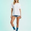chaussettes à pois paillettes avec bleu pour femme portees par une mannequin avec des baskets blanches et un short en jean