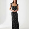 robes moulantes à pois noirs longue et manches volantées avec décolleté arrondi portée par un mannequin