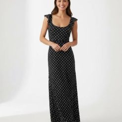 robes moulantes à pois noirs longue et manches volantées avec décolleté arrondi portée par un mannequin