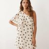 robes noires à pois longue robe petite noir robe courte asymétrique beige à pois noirs avec volant une épaule dénudée