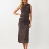 robes moulantes à pois superposé froncés tulle effet marron sans manches avec col drapé et coupe mi longue portée par une femme