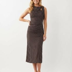 robes moulantes à pois superposé froncés tulle effet marron sans manches avec col drapé et coupe mi longue portée par une femme