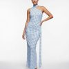 robes asymétriques à pois taille nu longue froncée dos bleu pastel portée par un mannequin sur fond blanc avec col choker élégant