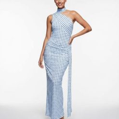 robes asymétriques à pois taille nu longue froncée dos bleu pastel portée par un mannequin sur fond blanc avec col choker élégant