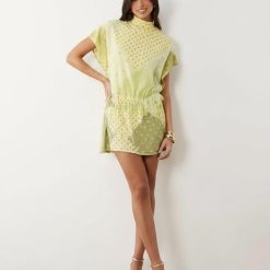 robes asymétriques à pois lemon blousante courte manches ange vert clair à motif géométrique portée avec sandales dorées
