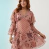 robes à pois rouge courte tendance folk manches longues motif 69 rose imprimé floral à col v et dentelle avec manches volantes
