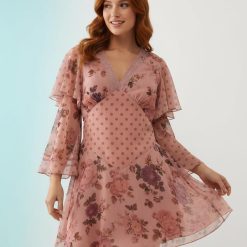 robes à pois rouge courte tendance folk manches longues motif 69 rose imprimé floral à col v et dentelle avec manches volantes