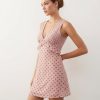 robes vintages rouges à pois rose courte fluide volants variés sans manches décolleté en v ajustée à la taille