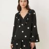 robes à pois rouge volants étagés fluide courte et noir portée par une femme avec col en v et manches longues