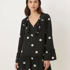 robes à pois rouge volants étagés fluide courte et noir portée par une femme avec col en v et manches longues