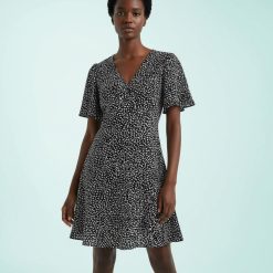 robes vintages rouges à pois boutonnée courte et patineuse noir imprimée de petits motifs blancs avec col en v et manches courtes