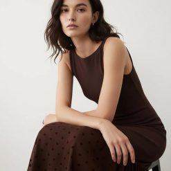 robes à pois transparentes maille encolure bateau tombant longue chocolat sans manches portée par un mannequin