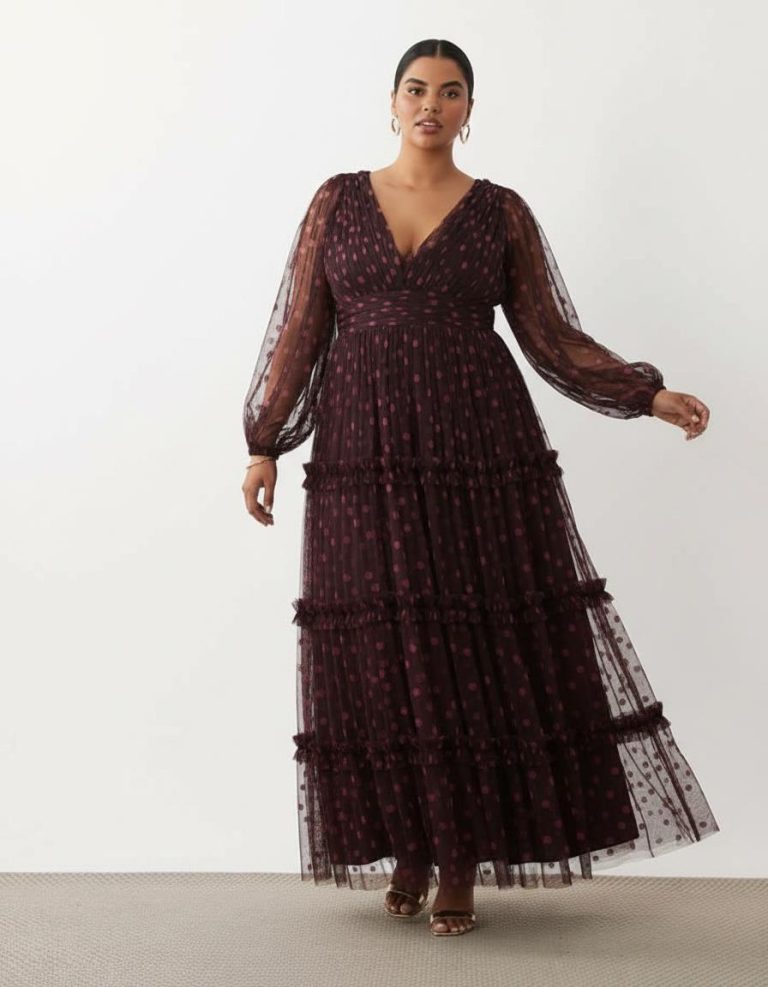 robes à pois transparentes longue en tulle manches ballon roses couleur prune avec col en v et jupe a etages portee par un mannequin grandes tailles