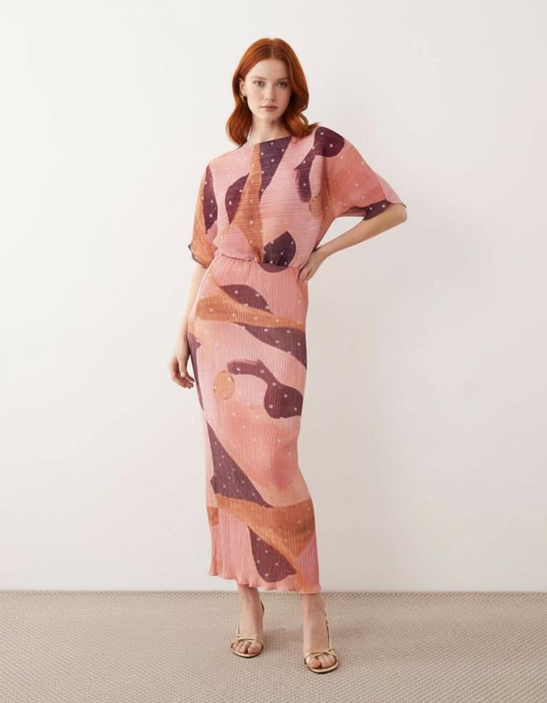 robes à pois jaune dénudées motif longue épaules plissée imprimé rose fluide élégante à manches courtes portée par un mannequin aux cheveux roux