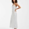 robes mousseline à pois bretelles fines col bénitier blanc neige longue imprimée petits motifs noirs portée de profil