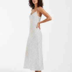 robes mousseline à pois bretelles fines col bénitier blanc neige longue imprimée petits motifs noirs portée de profil