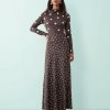 robes longues marron à pois imprimée près du corps manches variés col haut avec grands et petits motifs de pois blancs sur fond marron