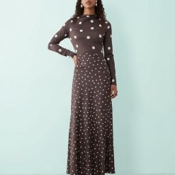 robes longues marron à pois imprimée près du corps manches variés col haut avec grands et petits motifs de pois blancs sur fond marron