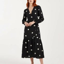 robes longues noires à pois portefeuille manches mollet longueur col v motif pois blancs manches longues avec volant en bas