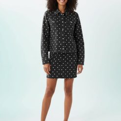 vestes à pois noir ensemble avec jupe en denim assortie pour femme portée avec des sandales
