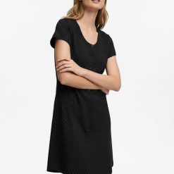 robes longues noires à pois boutonnée manches courtes portée par un mannequin col rond sur fond blanc