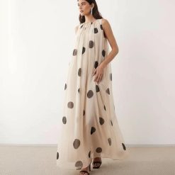 robes longues rouges à pois blancs monochrome imprimé drapée fronces élégante robe fluide beige sans manches avec grands pois noirs
