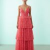 robes longues rouges à pois blancs rose caraco tulle décolleté plongeant volants portée par un mannequin sur un fond vert clair