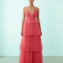 robes longues rouges à pois blancs rose caraco tulle décolleté plongeant volants portée par un mannequin sur un fond vert clair