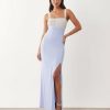 robes bustier à pois froncé longue cuisse haute fente tulle bleu portée par un mannequin avec un buste blanc tricoté et des talons à brides