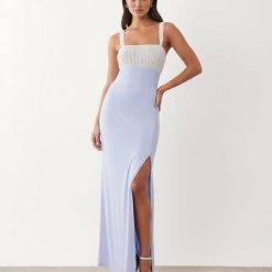 robes bustier à pois froncé longue cuisse haute fente tulle bleu portée par un mannequin avec un buste blanc tricoté et des talons à brides