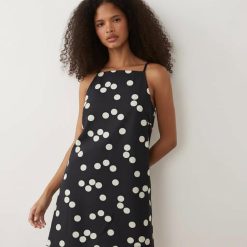 robes droites à pois noirs courte en lin mélangé sans manches a fines bretelles avec des motifs de grands pois blancs