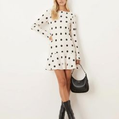 robes satin à pois écru courte manches ange taille tombante avec un motif a pois noirs portee par un mannequin femme