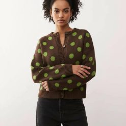cardigans à pois et imprimé carrée coupe brown un cardigan femme marron à pois verts en tricot décontracté et élégant