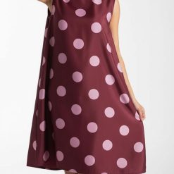sacs de voyage à pois épaule porté bordeaux robe ample sans manches à pois roses sur fond bordeaux pour femme élégante