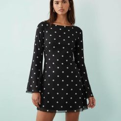 robes vintages rouges à pois noirs tulle courte évasées manches ouvert dos femme en robe noire à pois blancs avec manches longues évasées et col bateau pour soirée ou événement spécial