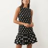 robes vintages rouges à pois basse taille courte froncée avec noir femme élégante sans manches pois blancs fond noir ourlet volanté style décontracté