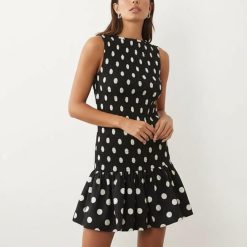 robes vintages rouges à pois basse taille courte froncée avec noir femme élégante sans manches pois blancs fond noir ourlet volanté style décontracté