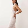 robes asymétriques à pois roses courte avec foulard satinée portée par un mannequin de profil avec un dos nu
