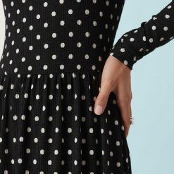 robes noires à pois longue robe petite noir robe courte asymétrique beige à pois noirs avec volant une épaule dénudée